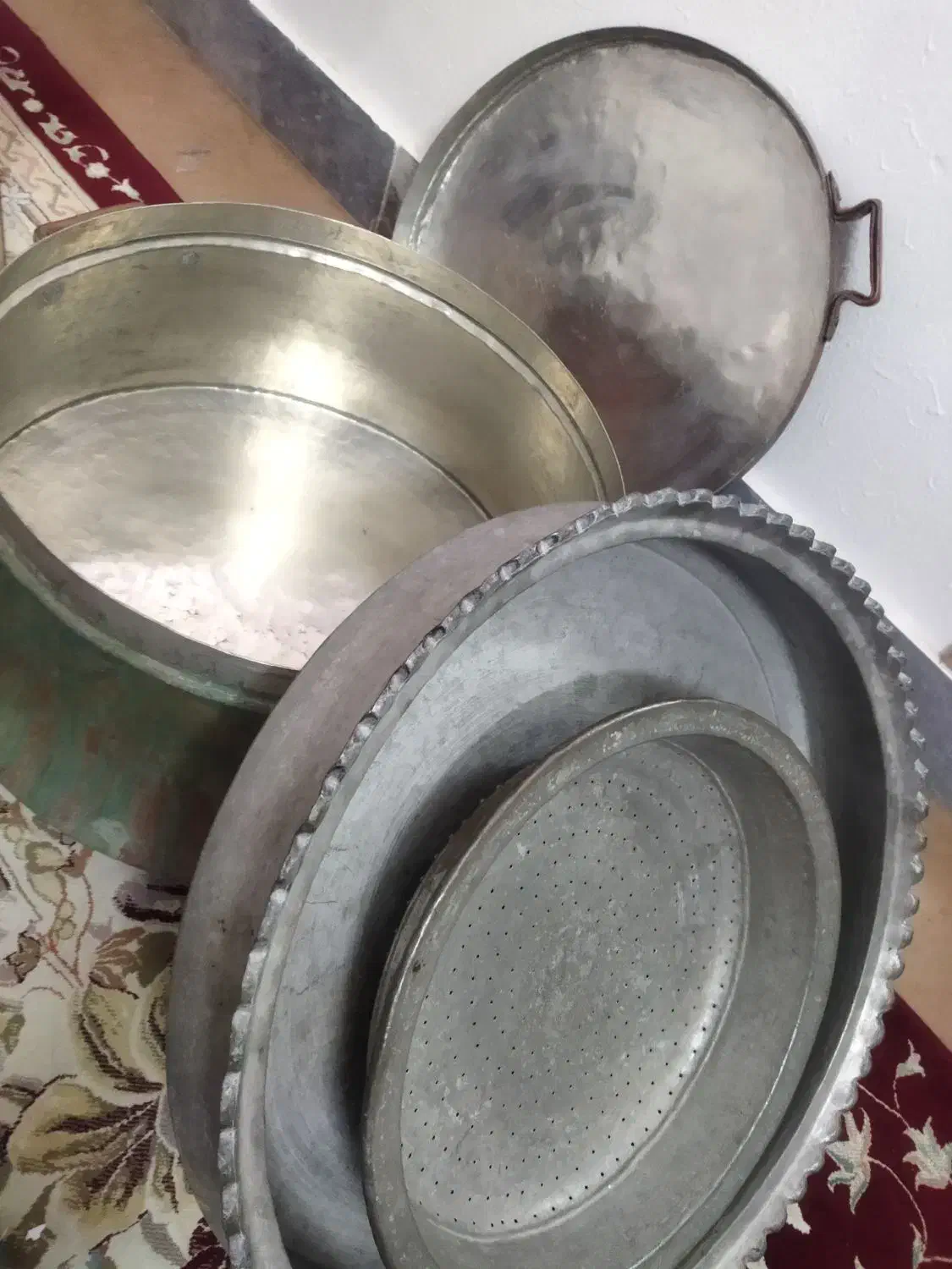 دیگ مسی قدیمی وآبکش وتشت|کلکسیون اشیاء عتیقه|شاهین‌شهر, گزبرخوار|دیوار