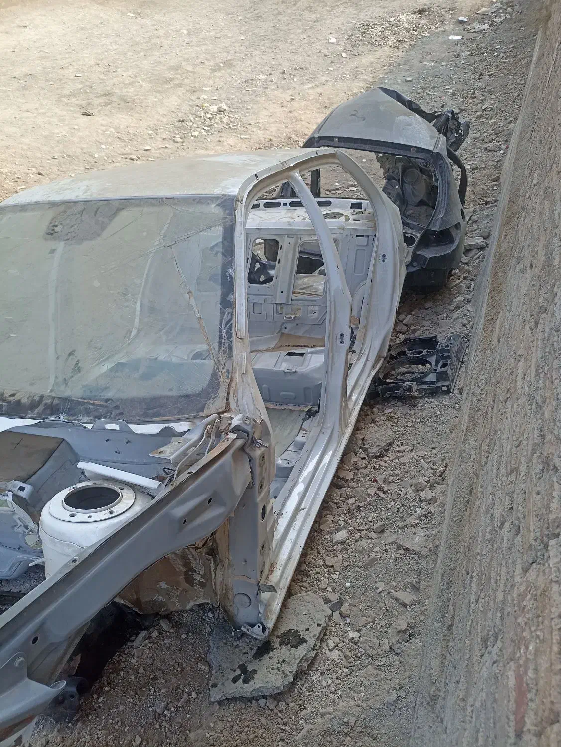 سقف و ستون صندوق قسمت عقب دنا ۲۰۶ و 207|قطعات یدکی و لوازم جانبی|رباط‌کریم, رباط‌کریم|دیوار