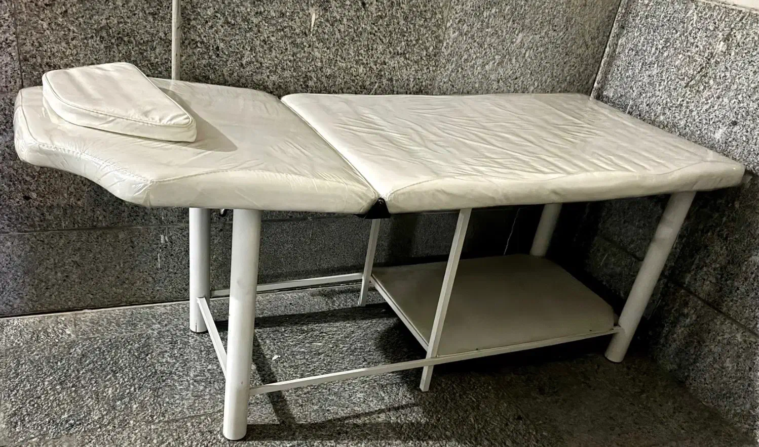 تخت|آرایشگاه و سالن‌های زیبایی|هشتگرد, فاز ۲ مهستان|دیوار