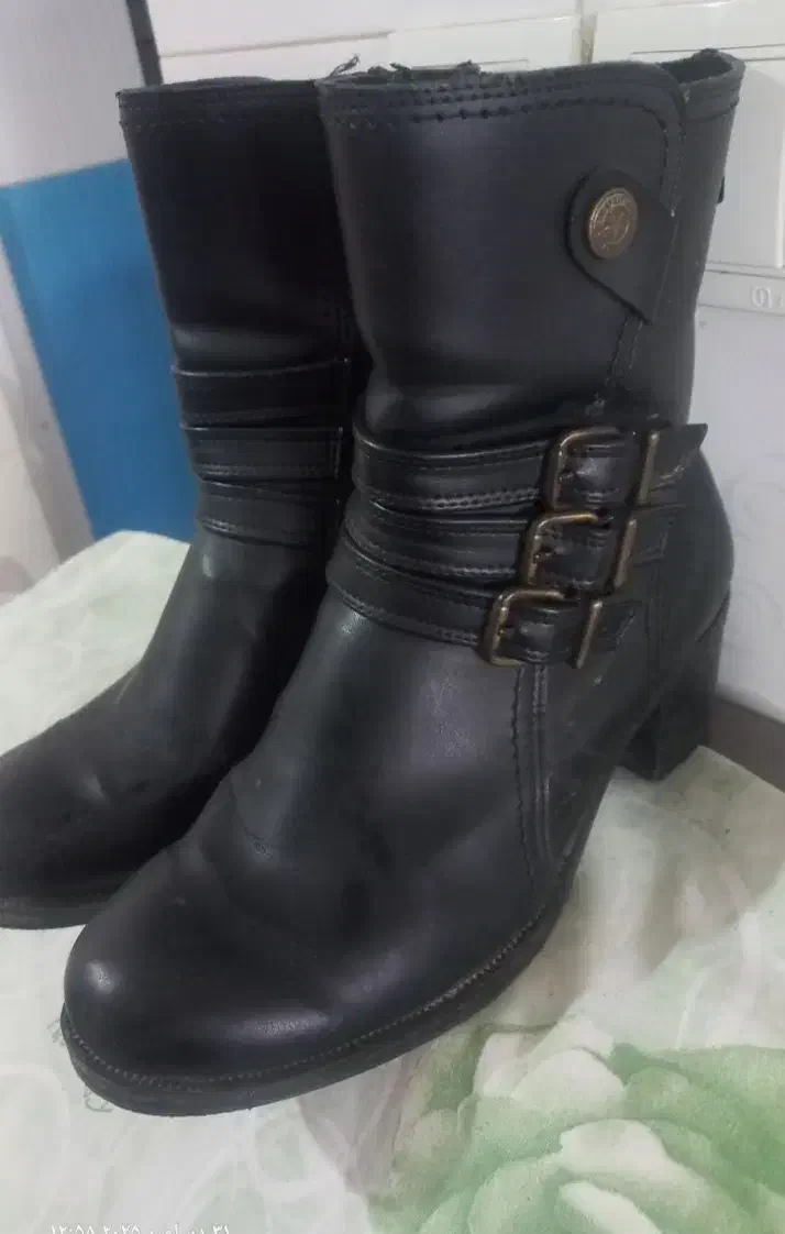 چکمه|کیف، کفش، کمربند|خوی, |دیوار