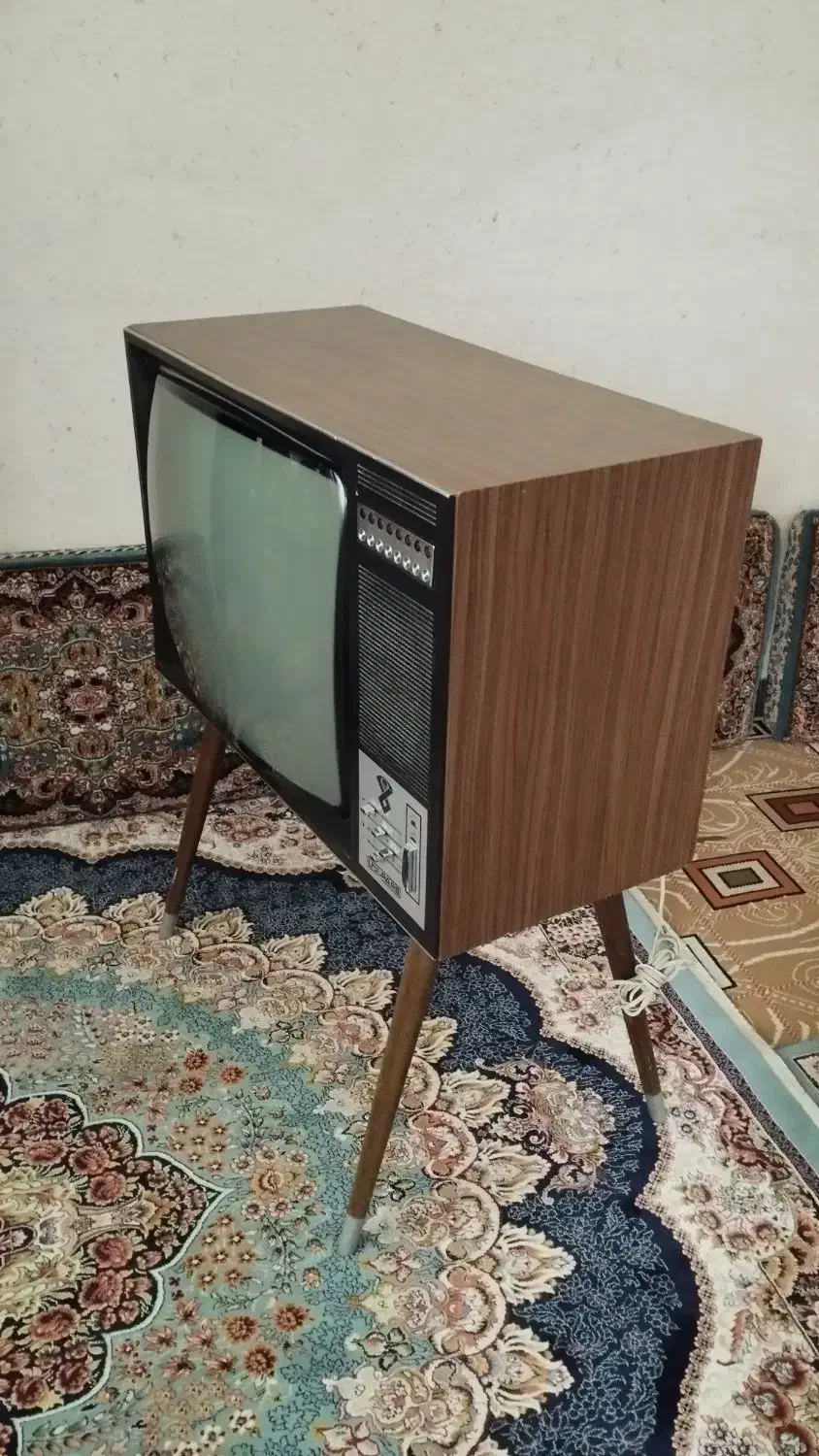 تلویزیون مبله چوبی بزرگ عتیقه وقدیمی|کلکسیون اشیاء عتیقه|سقز, |دیوار