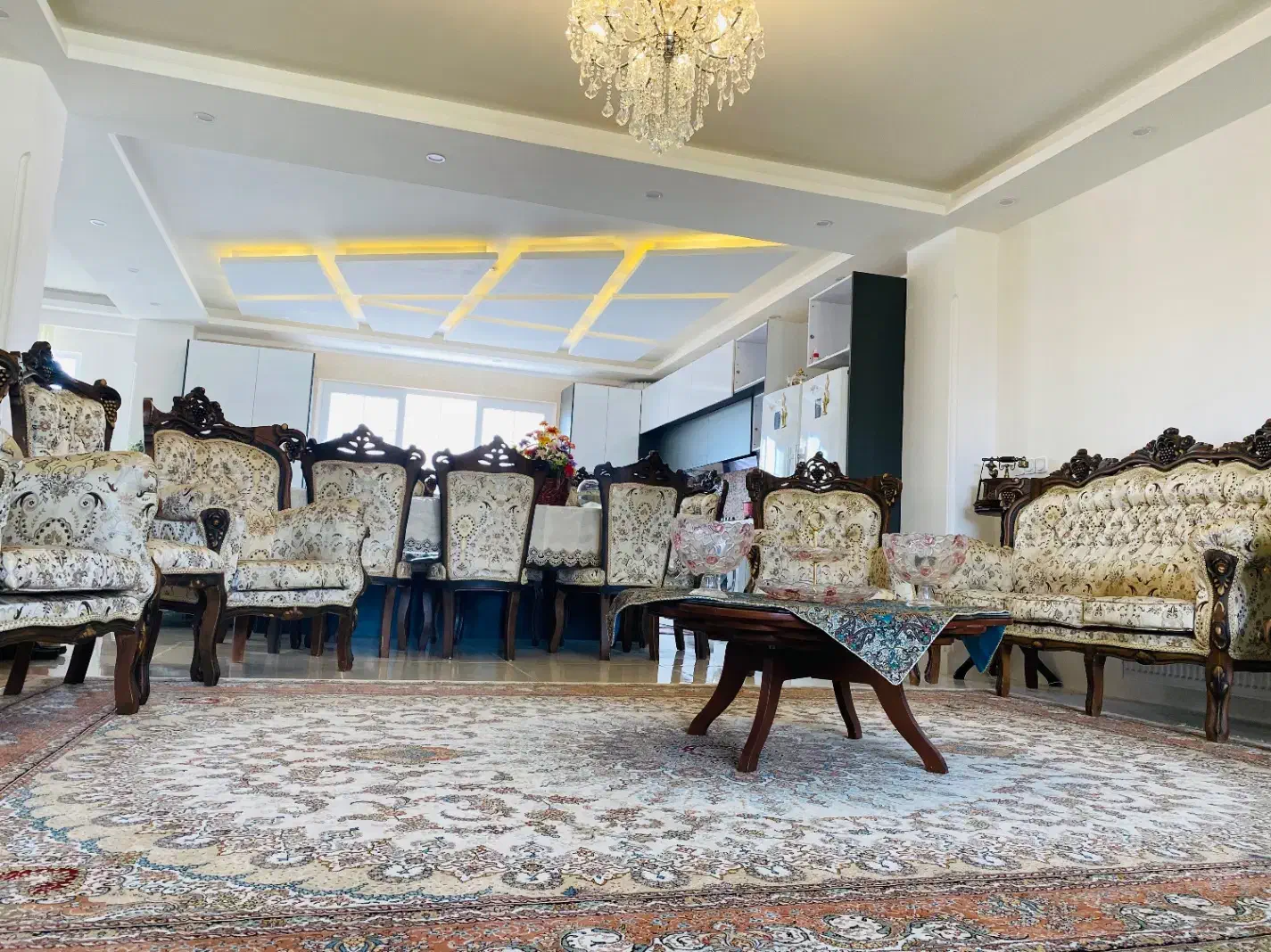 مبل سلطنتی همراه میز نهارخوری و جلو مبلی ومیز عسلی|مبلمان خانگی و میز عسلی|آستانه اشرفیه, |دیوار