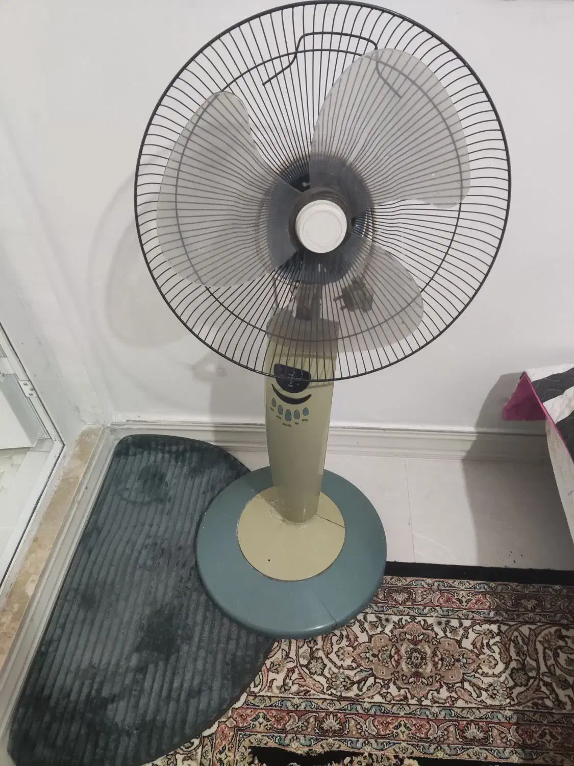 دو عدد پنکه نیاز ب تعمیر|پنکه و تصفیه‌کنندهٔ هوا|رشت, کوی مهر|دیوار