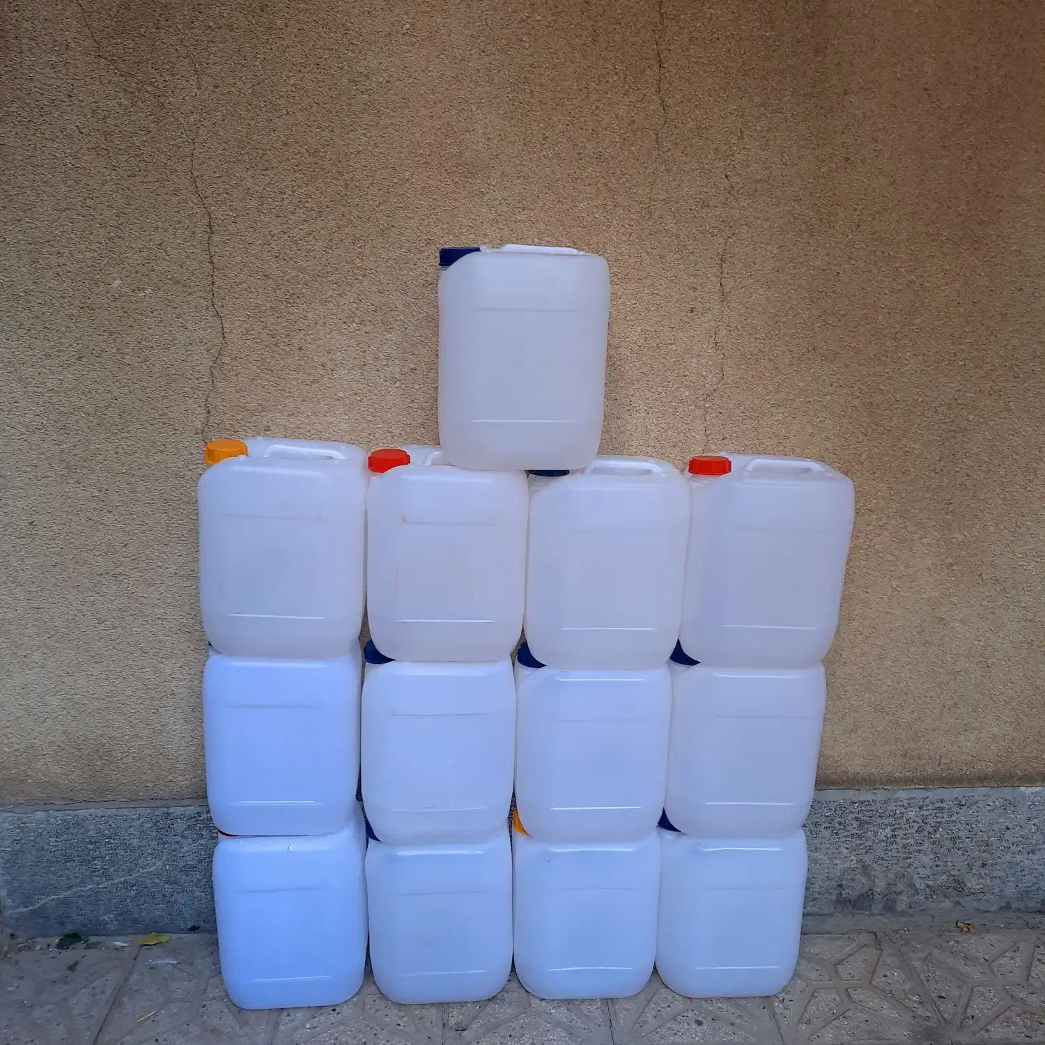 تعدادی دبه ۲۰ لیتری در مسعودیه|ظروف نگهدارنده، پلاستیکی، یک‌بارمصرف|تهران, مسعودیه|دیوار