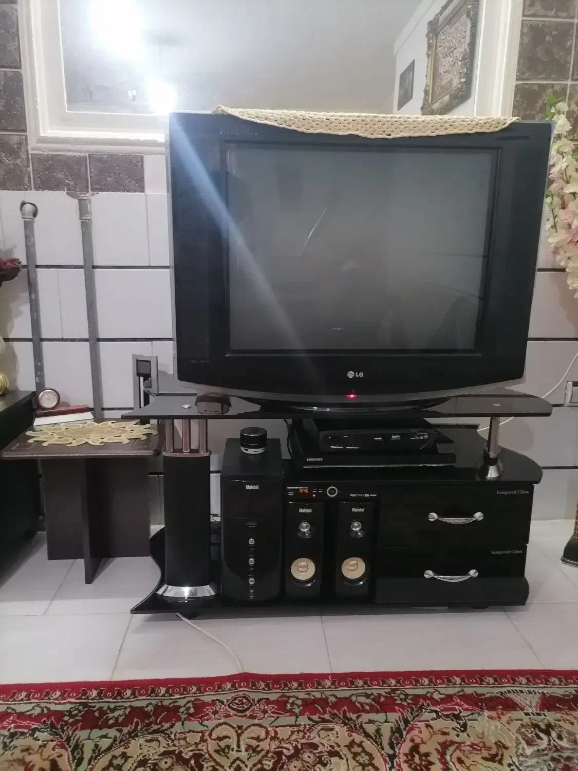 تلویزیونی ومیز کاملاسالم|تلویزیون و پروژکتور|محمدیه-قزوین, |دیوار