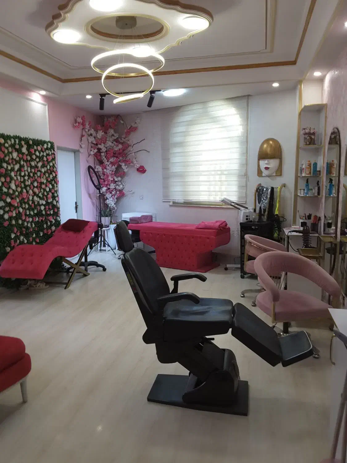 اجاره اتاق در سالن زیبایی|خدمات آرایشگری و زیبایی|کرج, کوی ایثار|دیوار