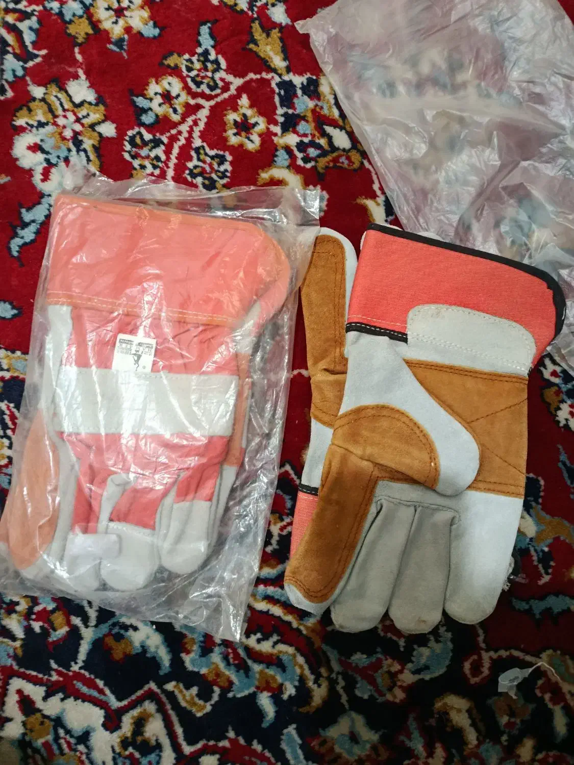 دستکش کار|ابزارآلات|ری, شهادت|دیوار