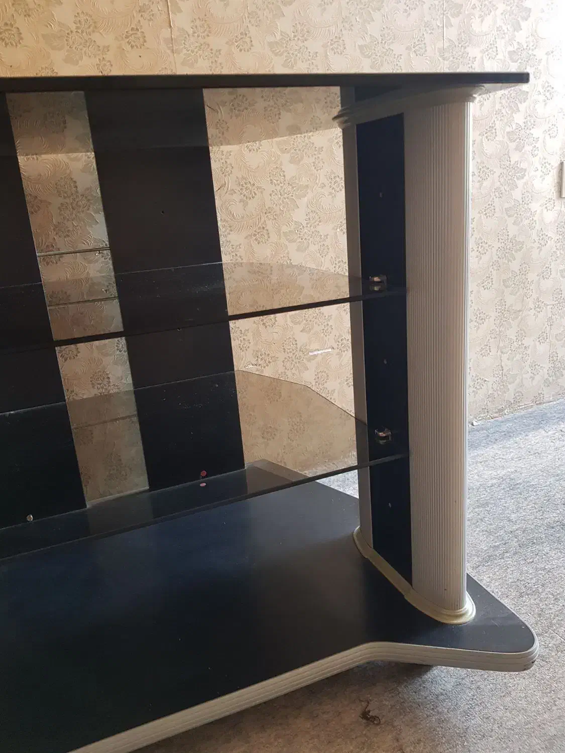 میزتلوزیون شیشه ای،چرخدار|میز تلویزیون|شیراز, زند|دیوار