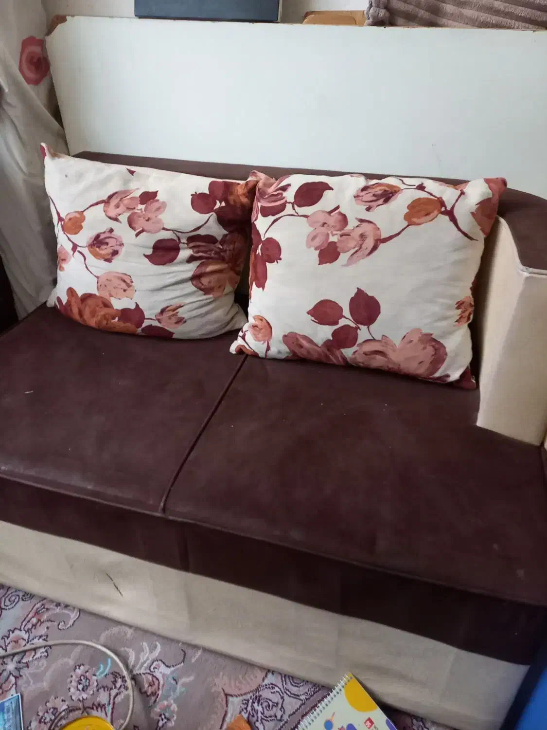 یک مبل دونفره|مبلمان خانگی و میز عسلی|کرج, ساسانی (قلمستان)|دیوار