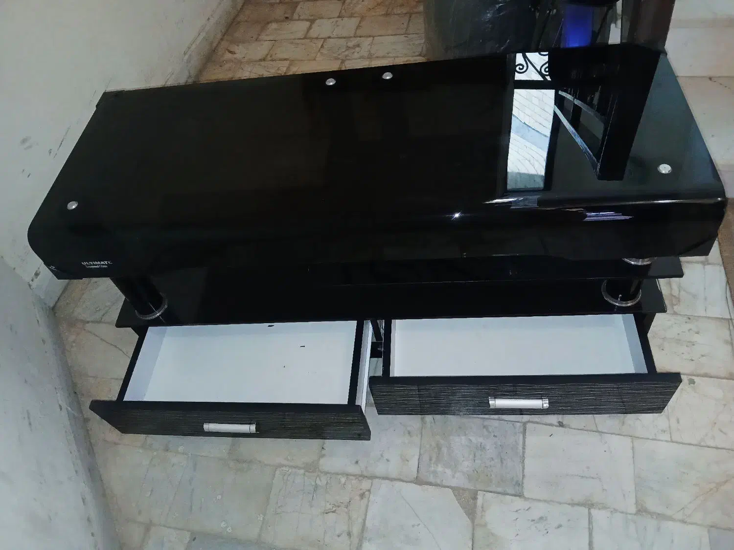 میز تلوزیون شیشه ایی|میز تلویزیون|پرند, فاز ۱|دیوار