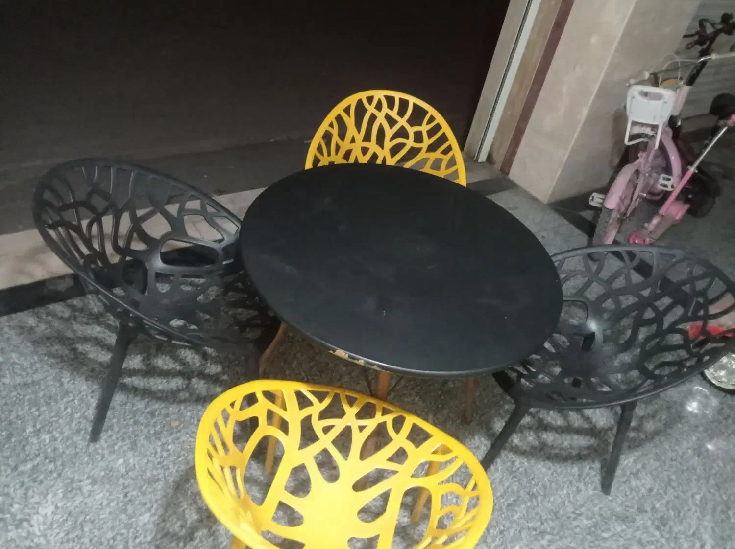 میز و صندلی|کافی‌شاپ و رستوران|رشت, باهنر|دیوار