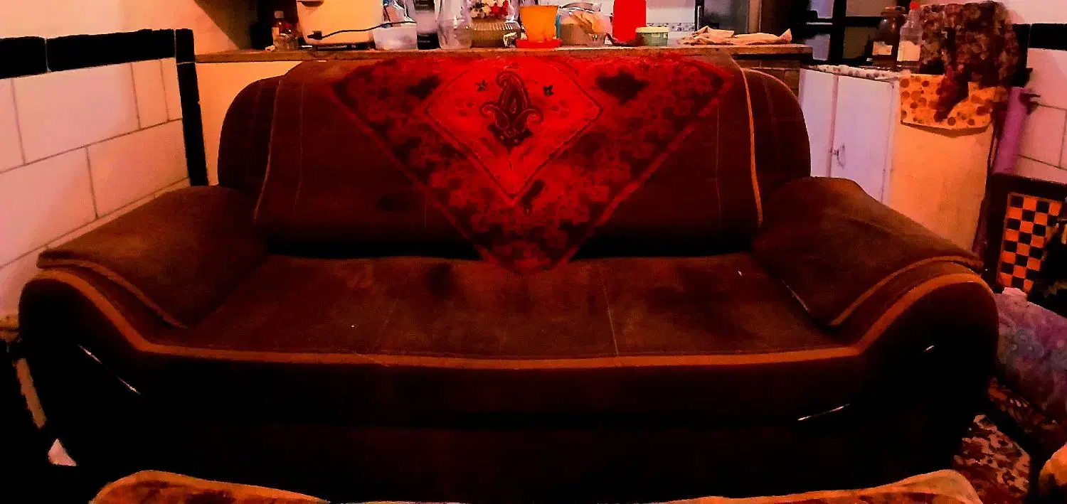 فروش فوری مبل راحتی محکم  کمبود جا قیمت توافقی|مبلمان خانگی و میز عسلی|کرمان, |دیوار