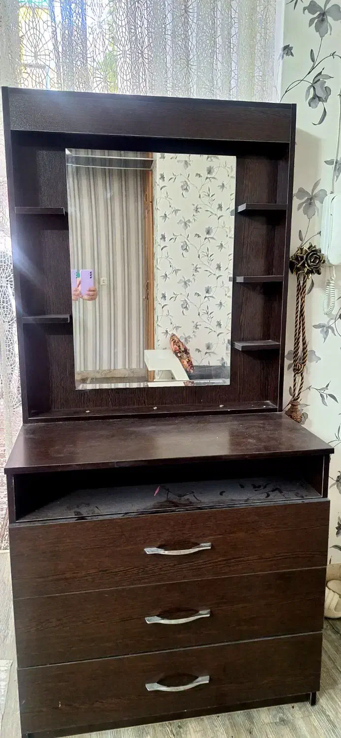 میز آرایشی و پایه در حد نو|مبلمان خانگی و میز عسلی|آباده, |دیوار