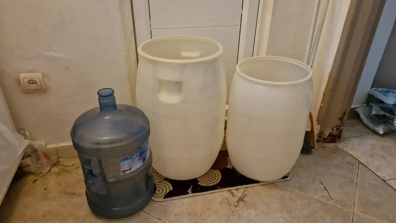 گالون اب و دبه ۵۰ و ۴۰ لیتری|ظروف نگهدارنده، پلاستیکی، یکبارمصرف|کیش, |دیوار