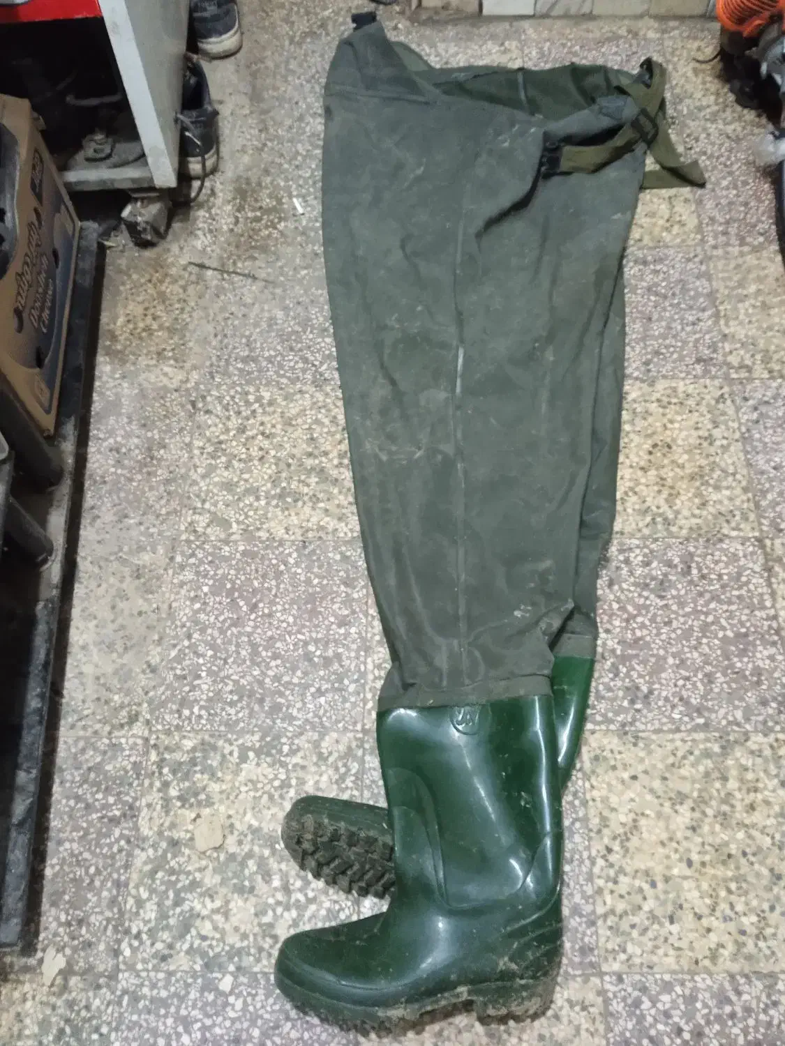 چکمه یا همان فوکه شماره 40|ماهیگیری|آستانه اشرفیه, |دیوار