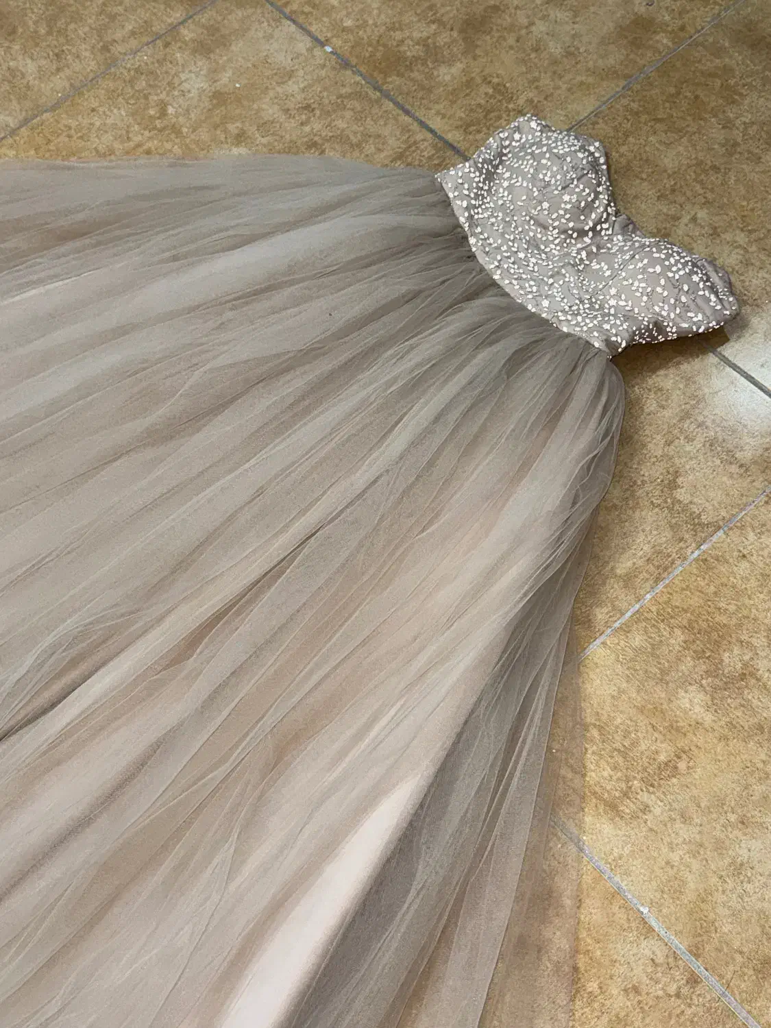 پیراهن مجلسی دکلته|لباس|قدس, شهرقدس|دیوار