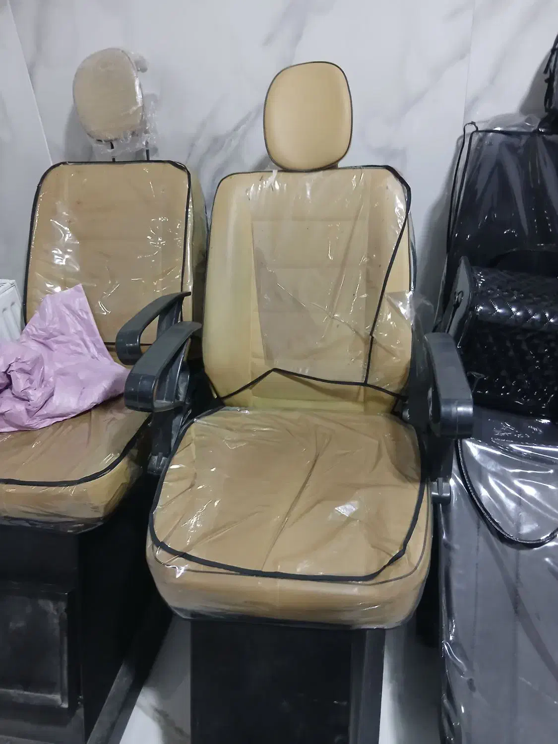 دو عدد صندلی اصلاح و دوعدد صندلی رنگ|آرایشگاه و سالنهای زیبایی|شهرکرد, |دیوار