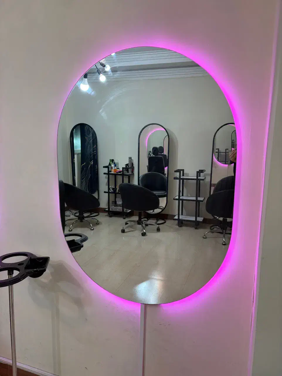 آینه بک لایت و صندلی طرح برقی کاملا سالم|آرایشگاه و سالنهای زیبایی|رشت, گلسار|دیوار