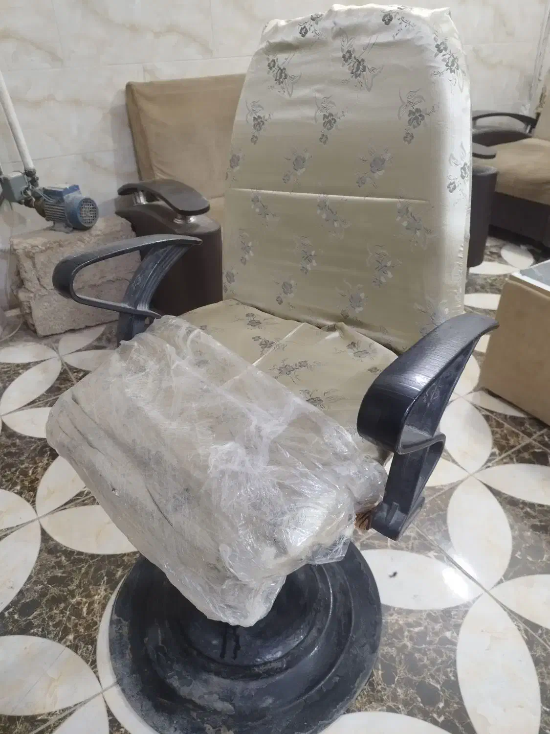 دو جفت صندلی آرایشگری وصندلی پاکسازی|آرایشگاه و سالن‌های زیبایی|کارون, |دیوار