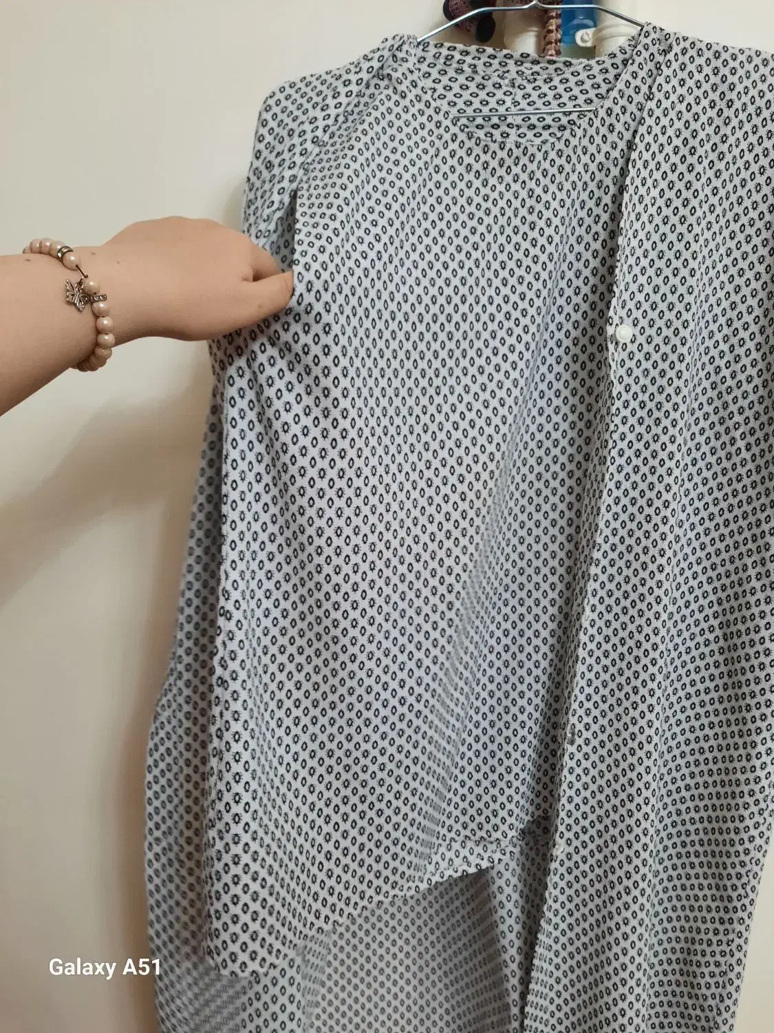 تعدادی مانتو و حریر و زیر سارافونی|لباس|مشکین‌دشت, |دیوار