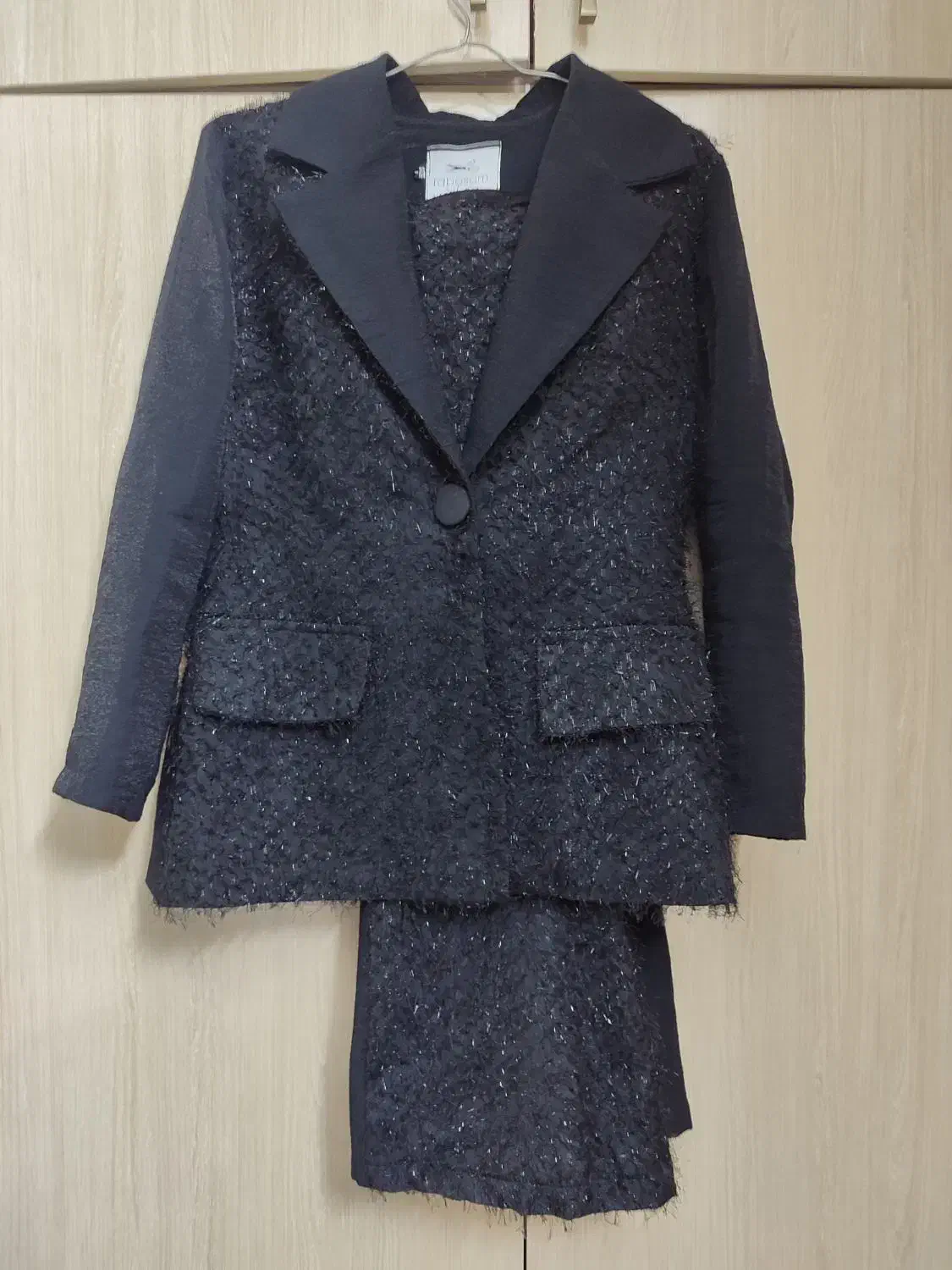 مانتو|لباس|مشهد, عامل|دیوار