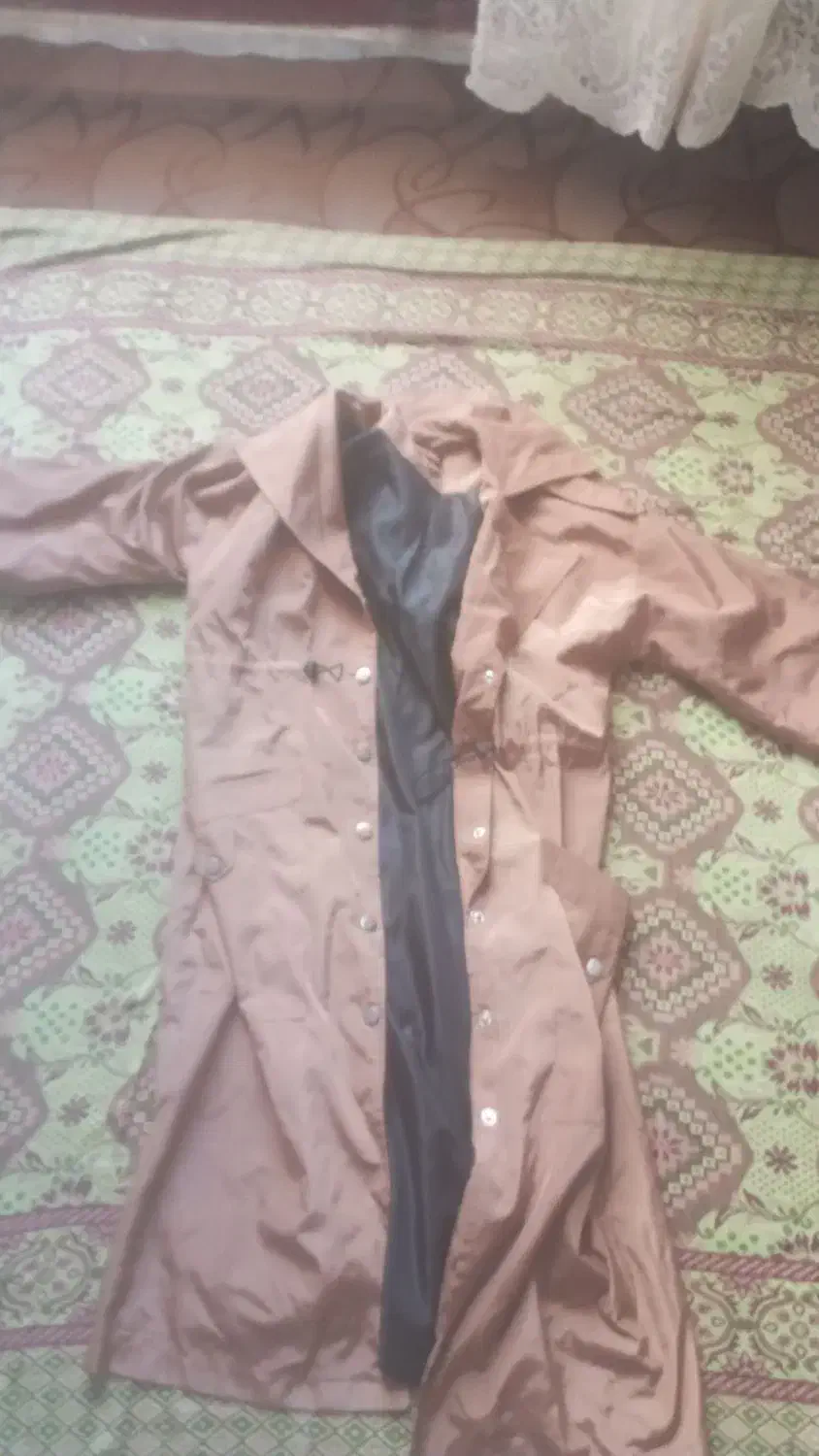 یک عدد بارانی|لباس|قروه, |دیوار