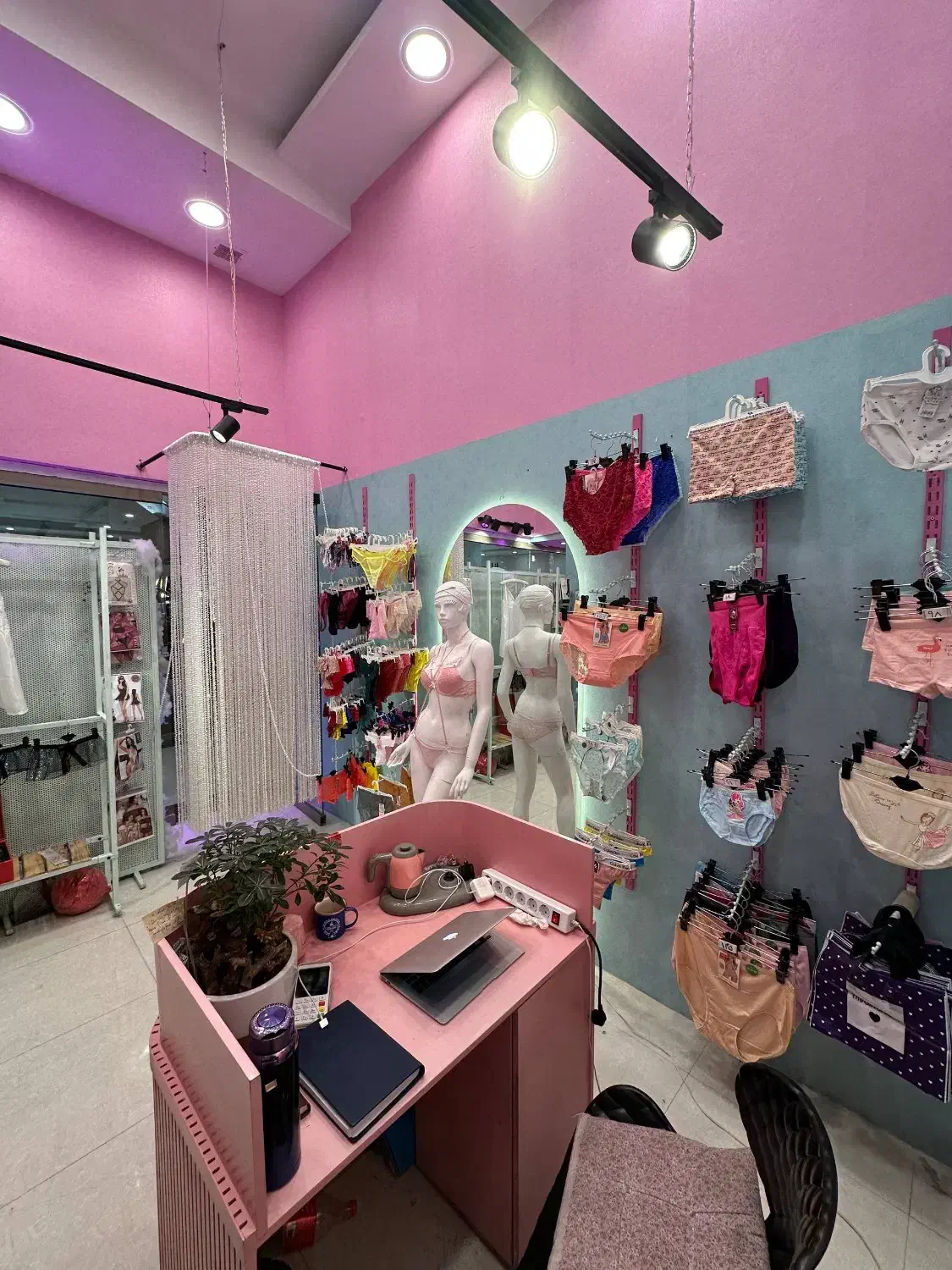 واگذاری مغازه بعلت مهاجرت|اجارهٔ مغازه و غرفه|مشهد, کوه سنگی|دیوار