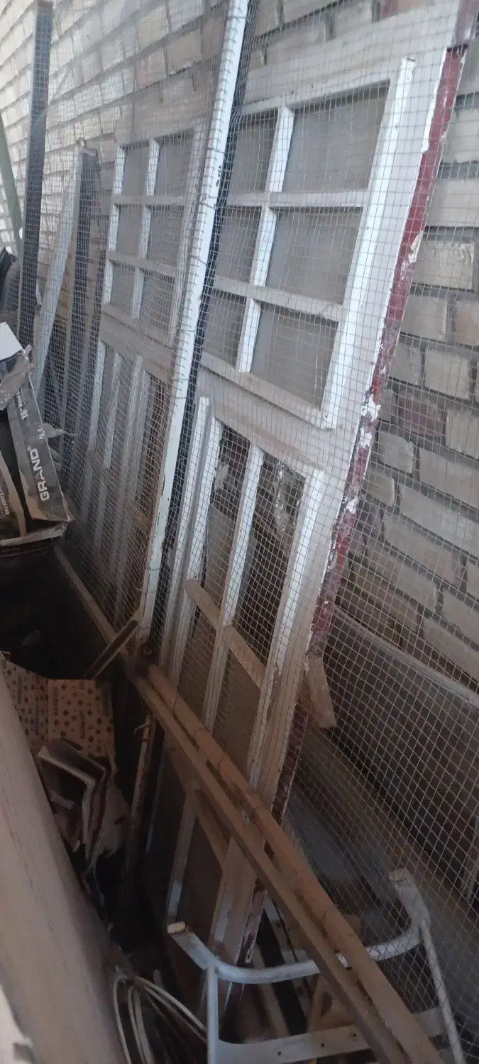 پنجره آهنی وکفی بزرگ|مصالح و تجهیزات ساختمان|کاشان, شهرک صنعتی کویر|دیوار