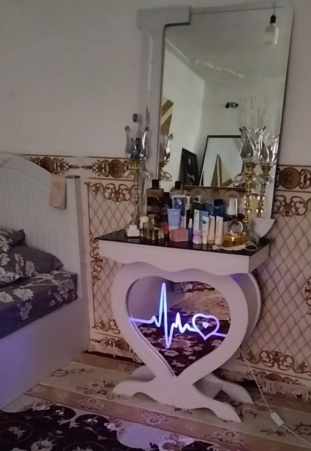 تخت یکنفره و آینه کنسول .|تخت و سرویس خواب|صحنه, |دیوار