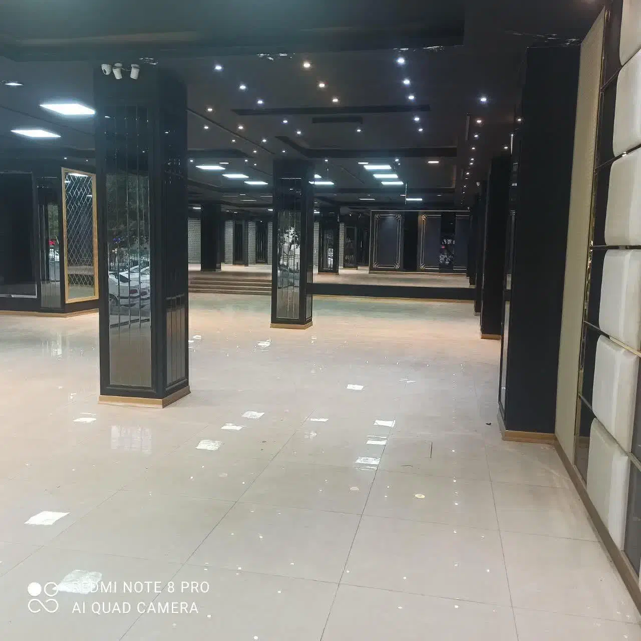 مغازه تجاری ۱۰۰۰ متر بر خیابان احمدآباد|اجارهٔ مغازه و غرفه|اصفهان, گلزار|دیوار
