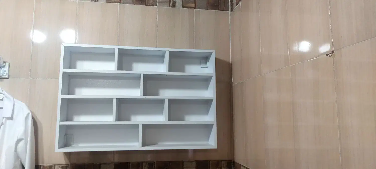 میز ناخن و شلف MDF مخصوص سالن‌های کوچک و شیک|آرایشگاه و سالن‌های زیبایی|نشتارود, |دیوار