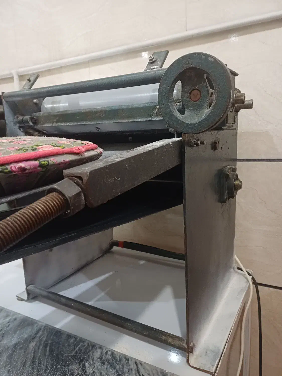 تنور. خمیرگیر. نان پهن کن .و۲میزکار|ماشین‌آلات صنعتی|بروجرد, |دیوار