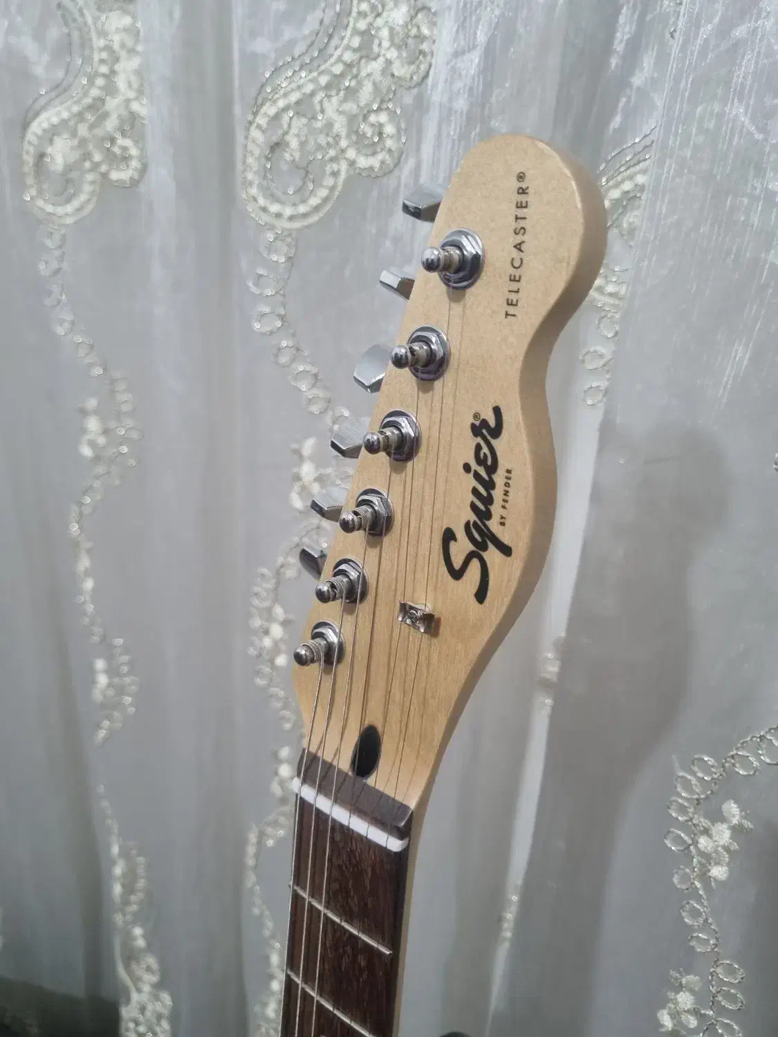 گیتار الکتریک و آمپلی فایر|گیتار، بیس، امپلیفایر|میانه, |دیوار