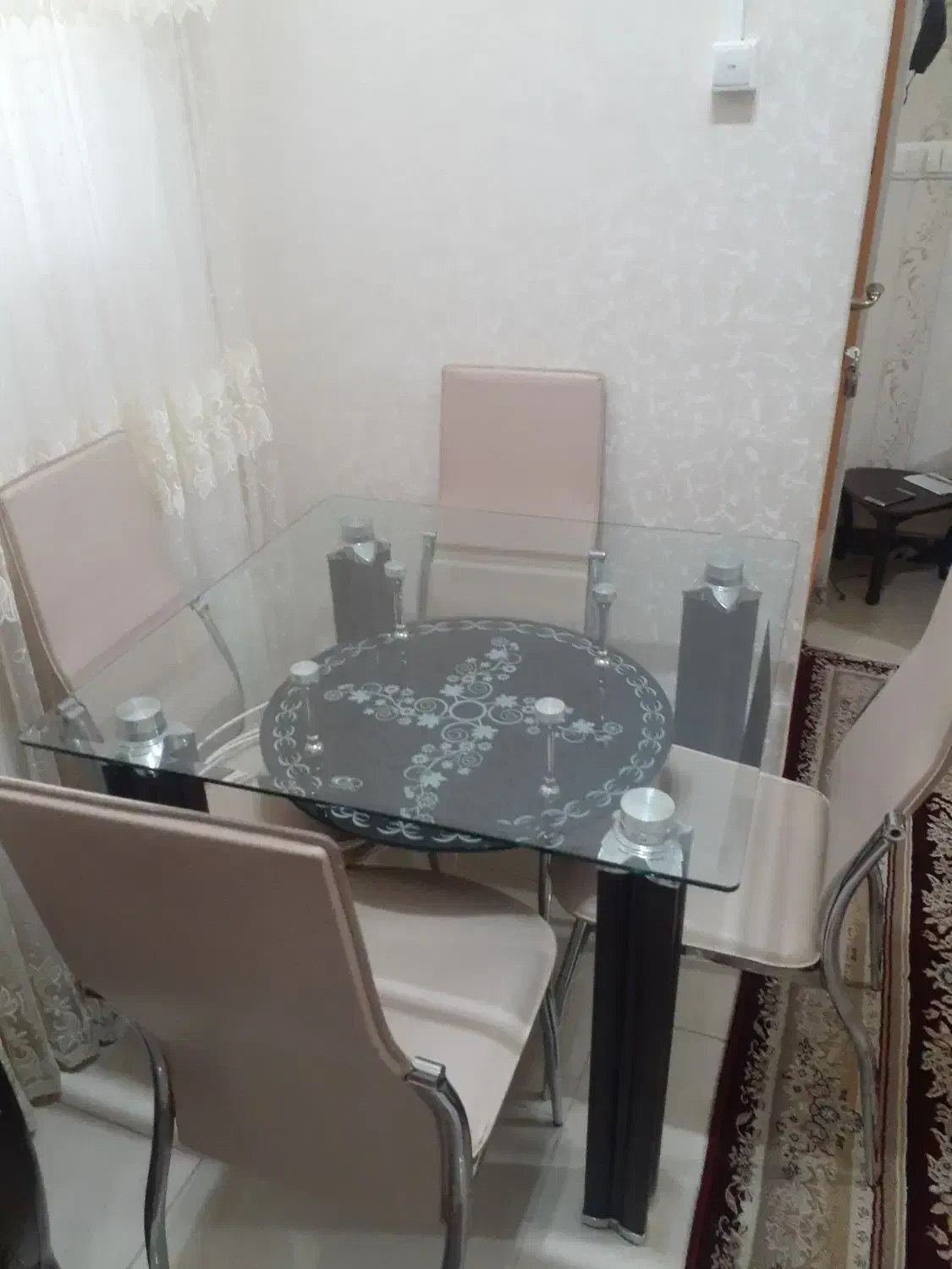 میز ناهار خوری ۴ نفره در حد نو|میز و صندلی غذاخوری|رشت, نخودچر|دیوار