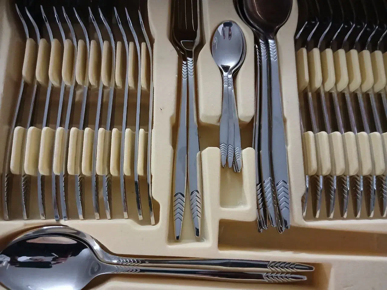 سرویس قاشق چنگال ۱۳۹ پارچه همراه جعبه|ظروف سرو و پذیرایی|تهران, امام زاده عبدالله|دیوار