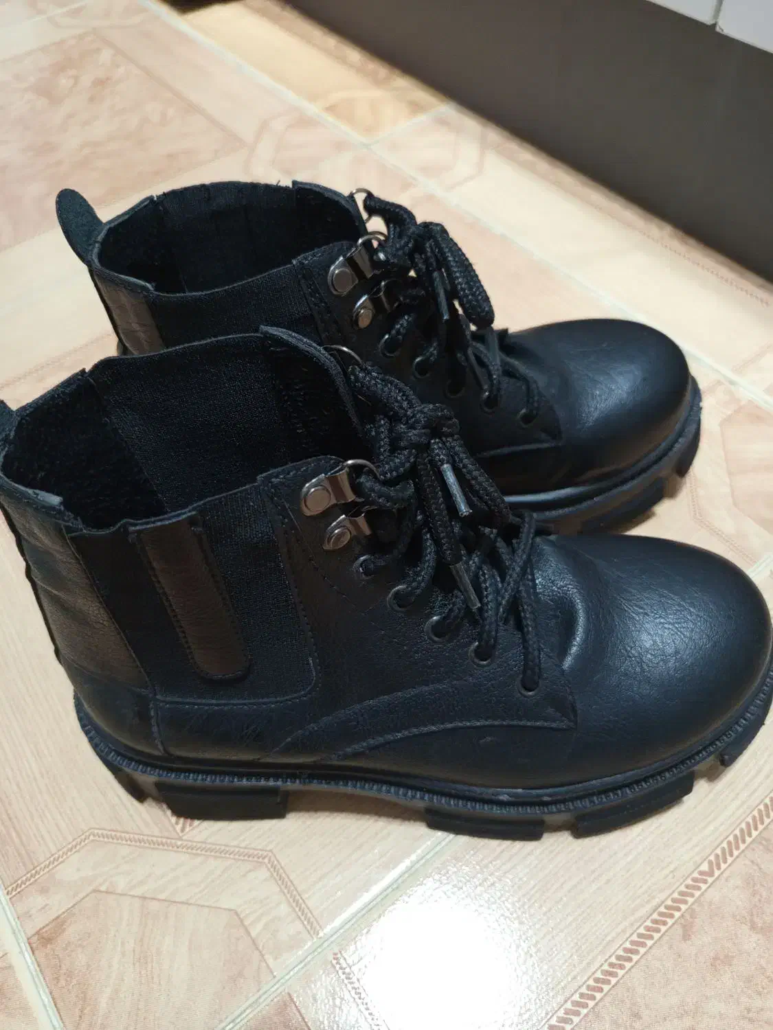 پوتین|کیف، کفش، کمربند|صومعه‌سرا, |دیوار