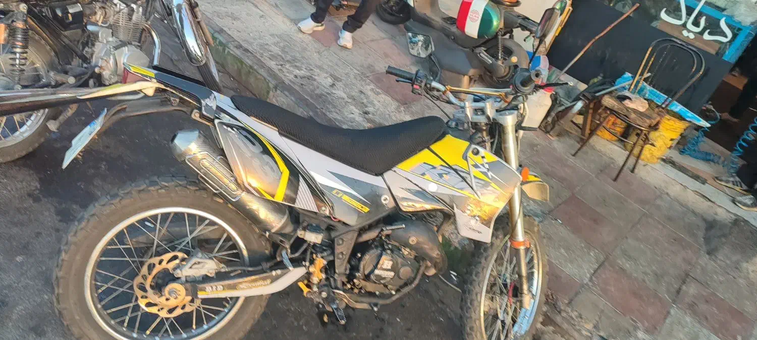 تریل 200 مدل 90|موتورسیکلت|پرند, فاز ۶|دیوار