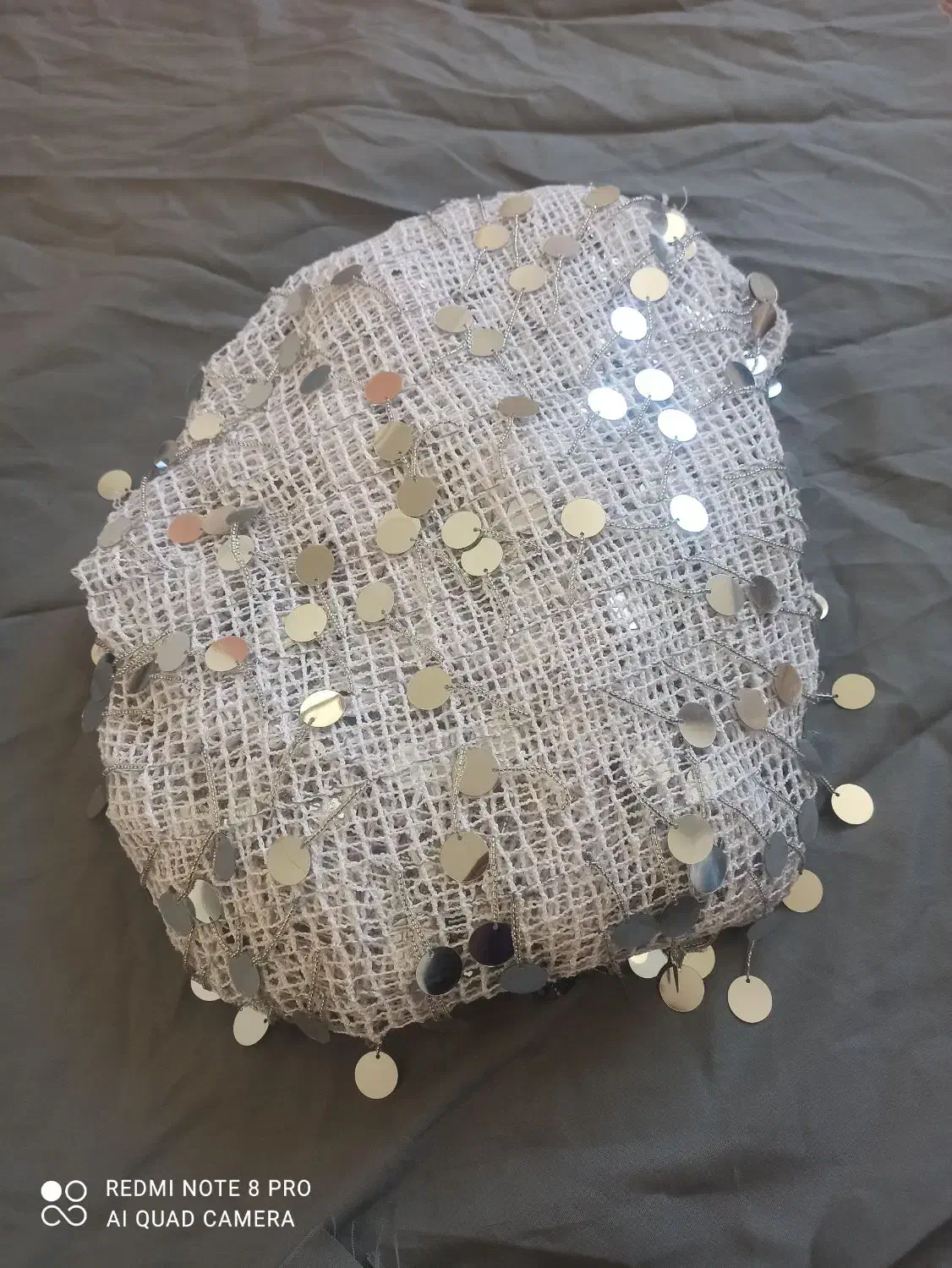 کراس کوردی اویزان|لباس|مریوان, |دیوار