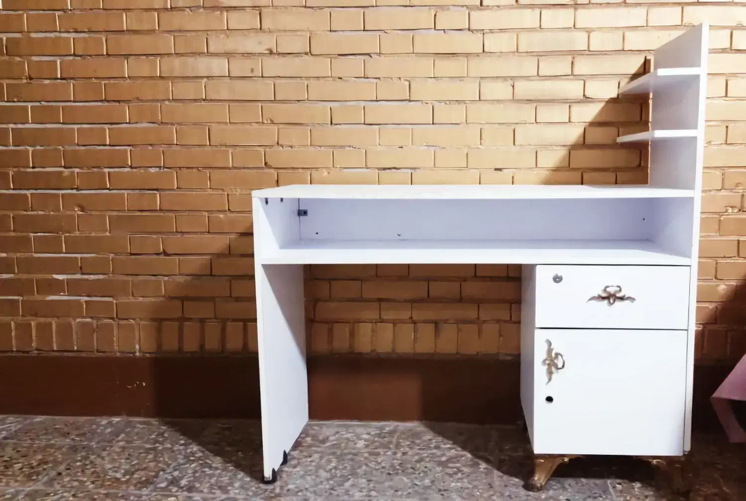 میز ناخن و استند لاک قیمت خرید به دلیل کمبود جا|آرایشگاه و سالن‌های زیبایی|بندر ماهشهر, |دیوار