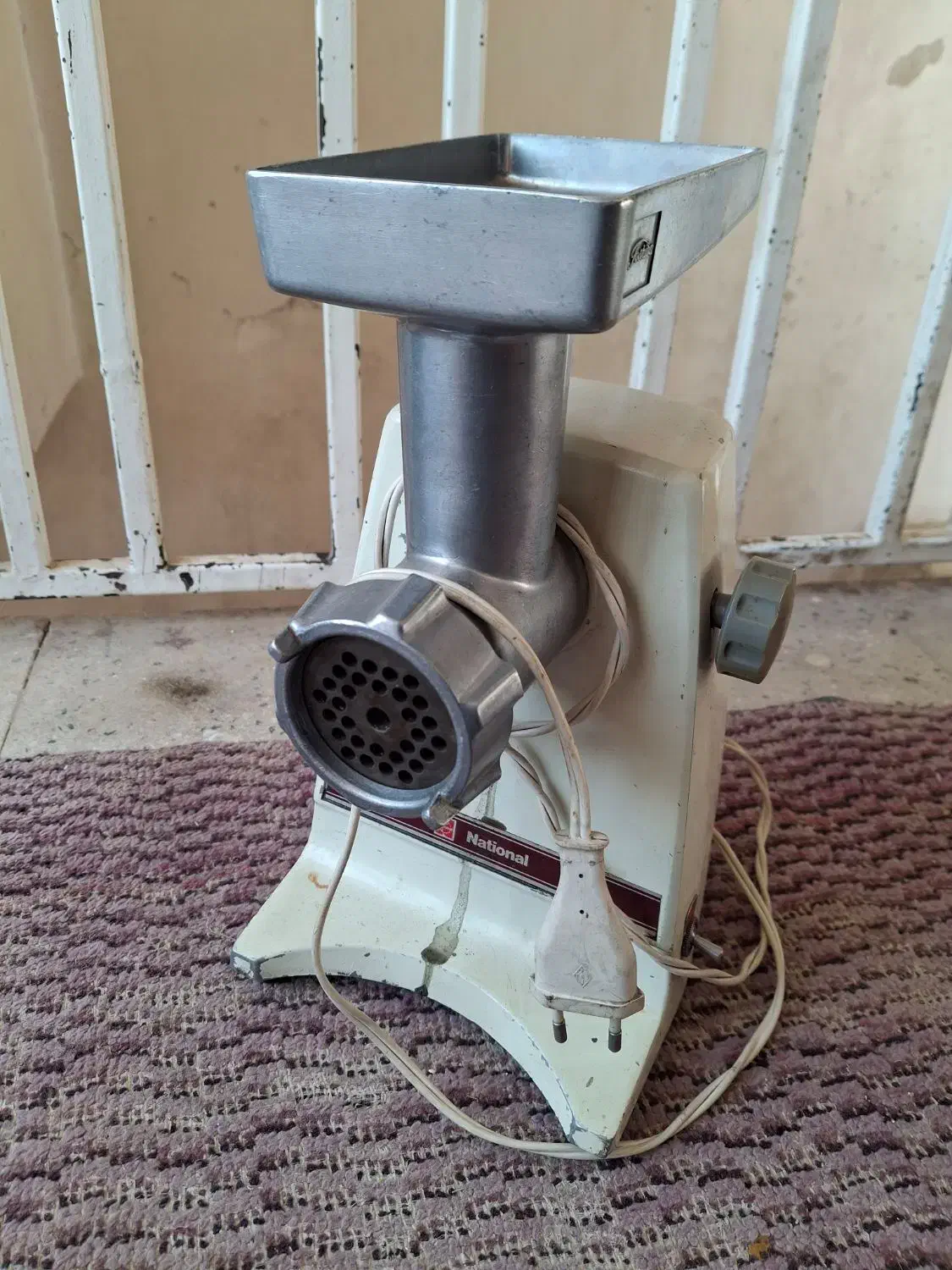 چرخ گوشتی قدیمی سالم|خردکن، آسیاب، غذاساز|برخوار, |دیوار