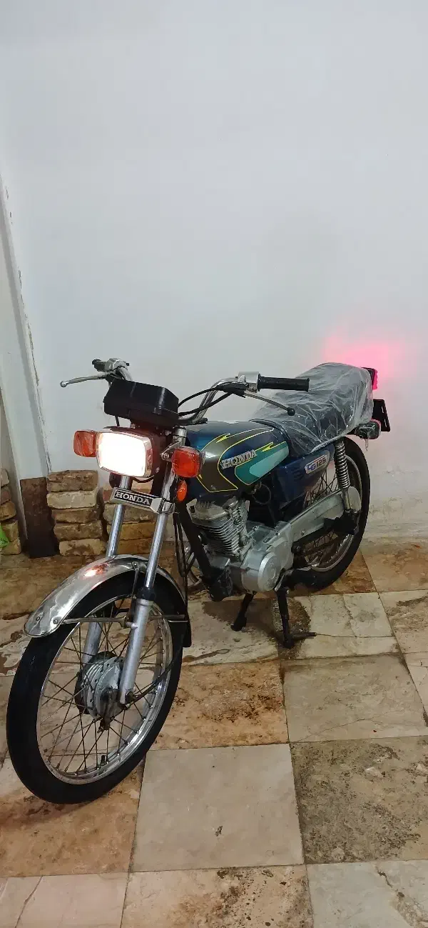 موتور هندا|موتورسیکلت|قم, قلعه کامکار|دیوار