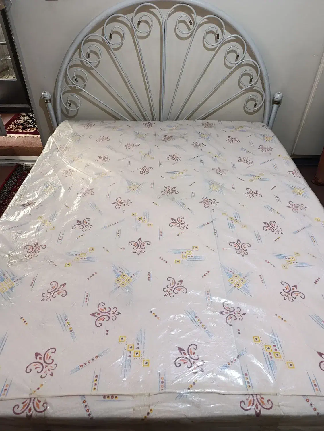 تخت خواب دونفره فلزی فرفوژه|تخت و سرویس خواب|همدان, |دیوار