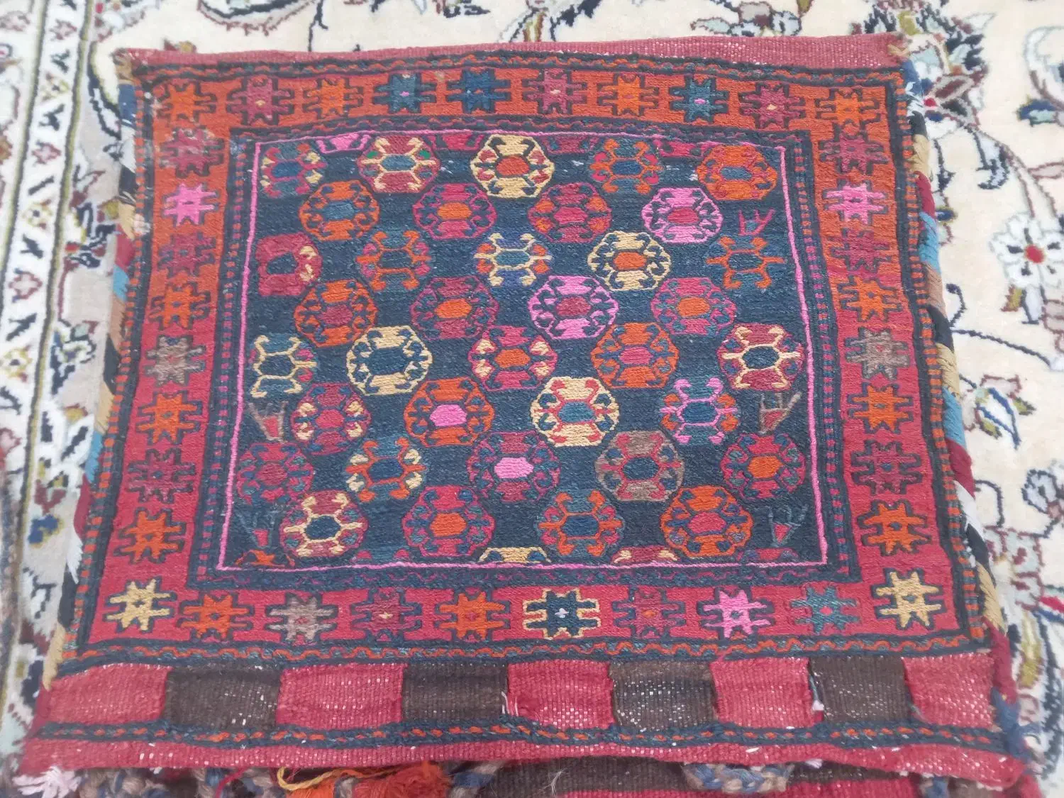 خورجین  کهنه|کلکسیون اشیاء عتیقه|میانه, |دیوار