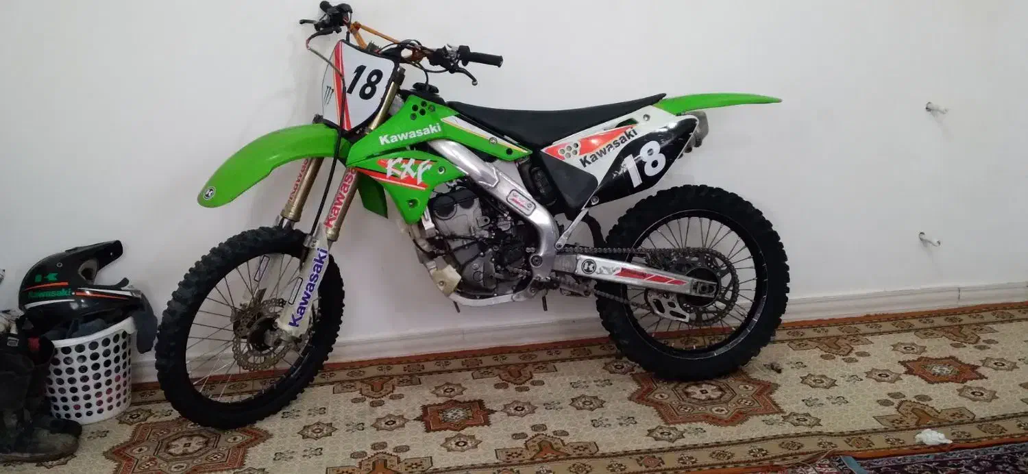 کراس کاوازاکی|موتورسیکلت|فامنین, |دیوار