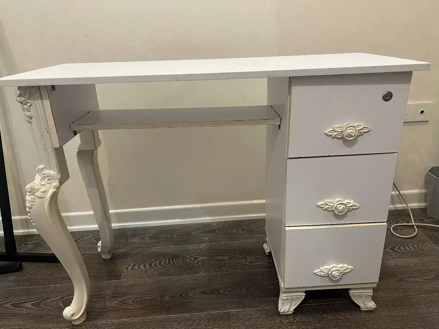 میز ناخن|آرایشگاه و سالن‌های زیبایی|رشت, فلسطین|دیوار