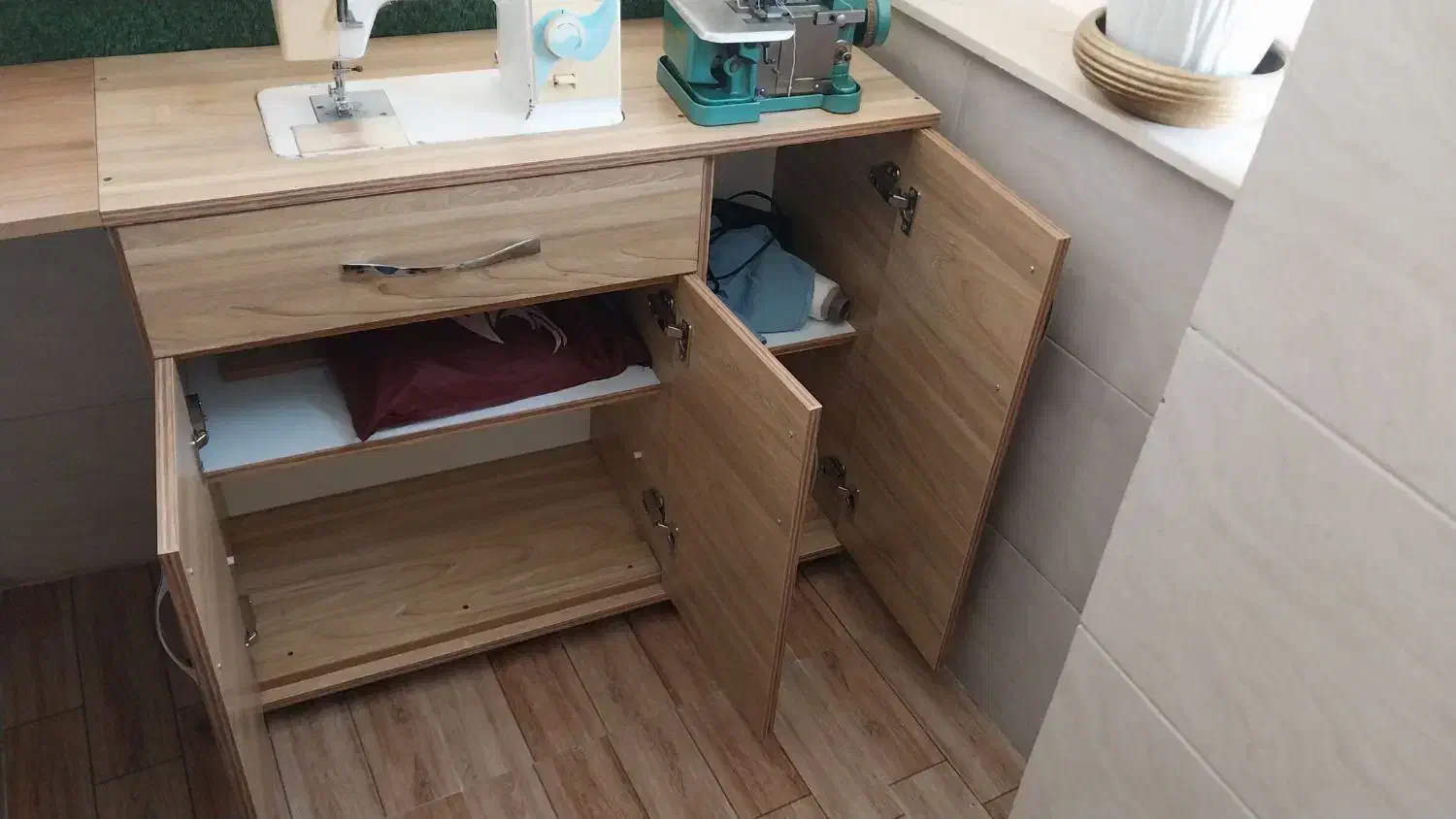 میزچرخ خیاطی|لوازم خیاطی و بافتنی|رشت, سیا اسطلخ|دیوار