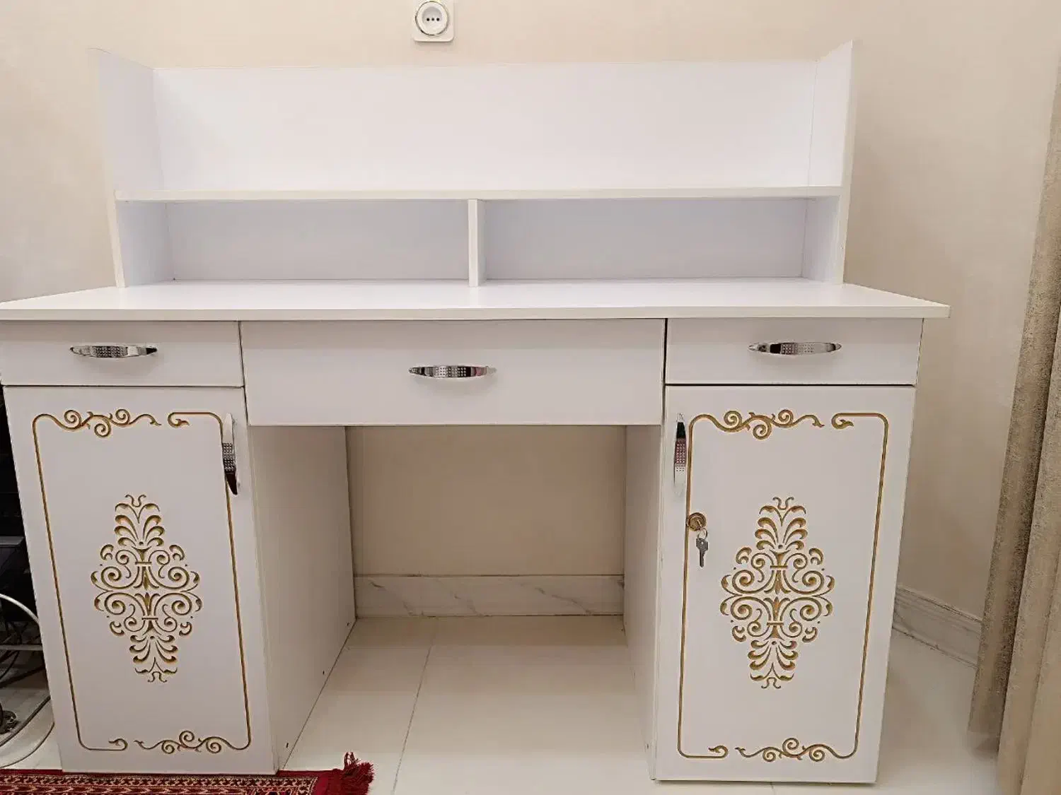 میز تحریر سالم وزیبا بدون خط وخش|میز تحریر و کامپیوتر|ملایر, |دیوار