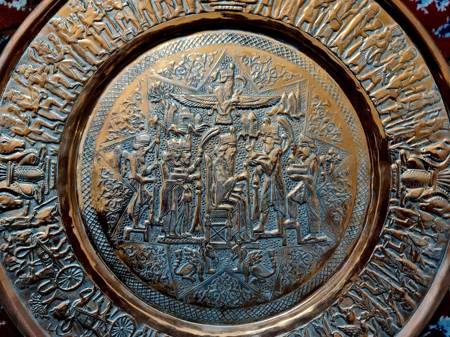 سینی مسی قدیمی|کلکسیون اشیاء عتیقه|قم, حاج زینل|دیوار