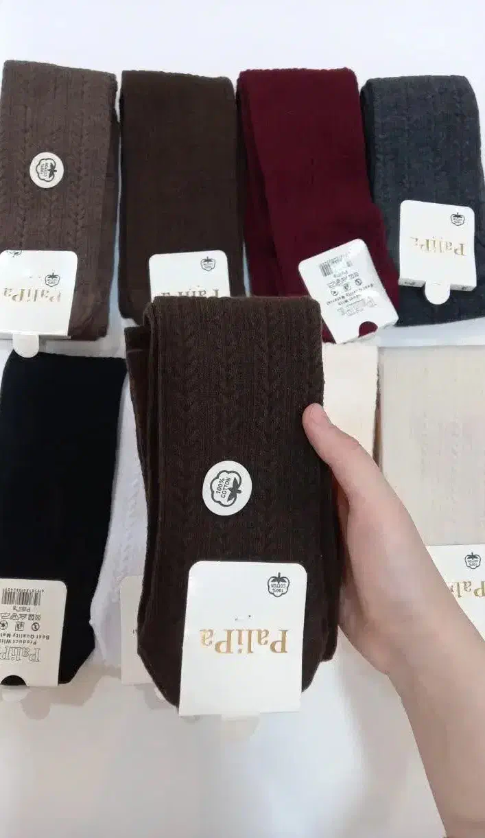 جوراب بالا زانو گندمی|لباس|قم, بنیاد|دیوار