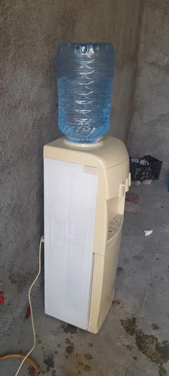 آبسردکن دارای شیر آب سرد و گرم و یخچال هم دارد|آبسردکن و تصفیه آب|مریوان, |دیوار